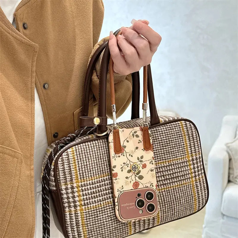 Funda para iPhone con diseño de muñeco LLabu de dibujos animados