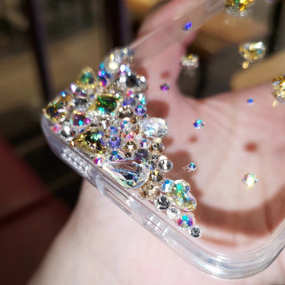 Coque iPhone faite main, luxueuse et scintillante, ornée de diamants minimalistes et de papillons.