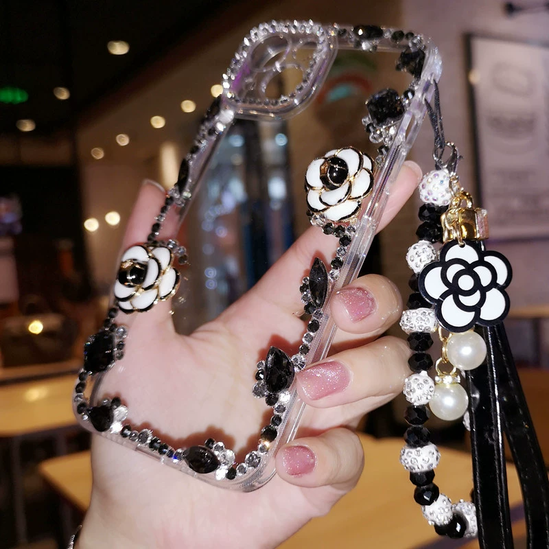 Étui iPhone fait main, minimaliste, à fleurs, diamants et cristaux, avec chaînette à breloque