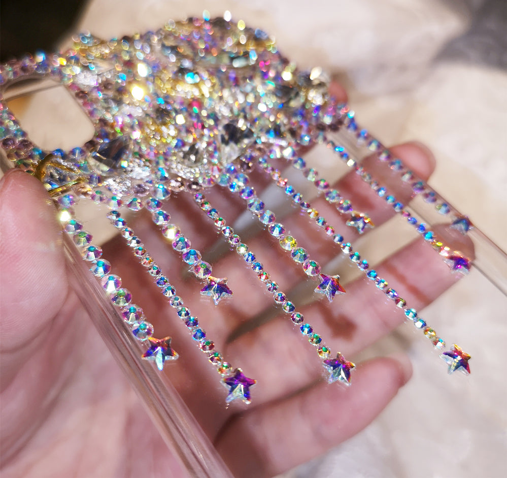 Coque iPhone faite à la main, luxueuse et minimaliste avec strass et diamants.