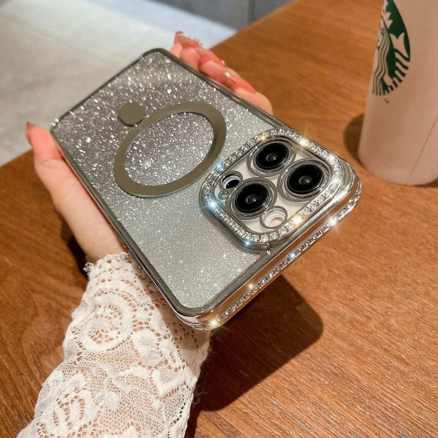 キラキラ輝くグリッターMagSafeクリアスマホケース（ラインストーンレンズプロテクター内蔵）