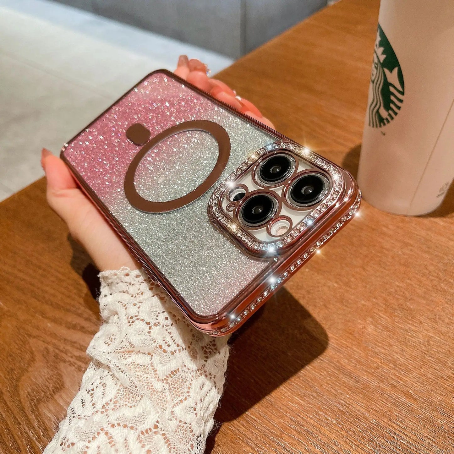 キラキラ輝くグリッターMagSafeクリアスマホケース（ラインストーンレンズプロテクター内蔵）