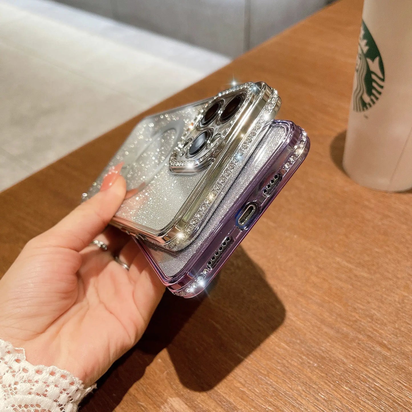 キラキラ輝くグリッターMagSafeクリアスマホケース（ラインストーンレンズプロテクター内蔵）