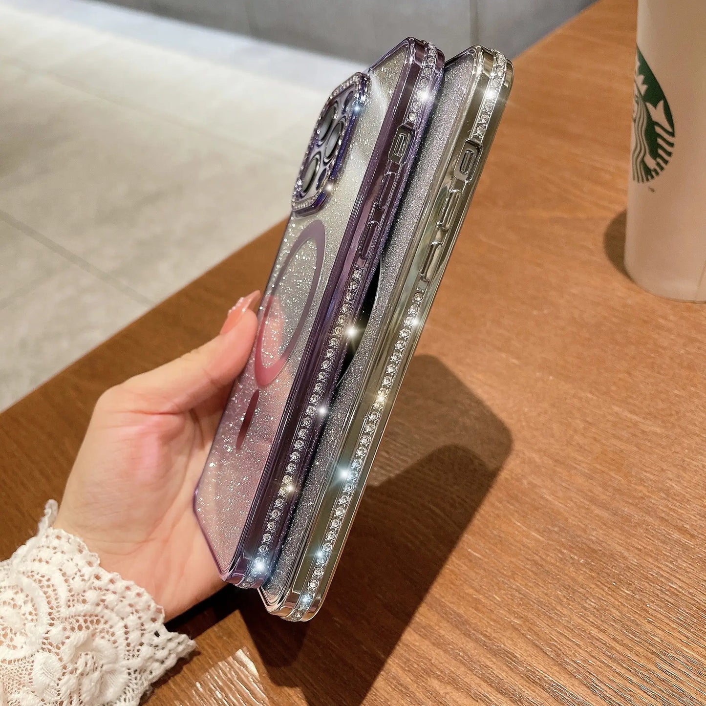 キラキラ輝くグリッターMagSafeクリアスマホケース（ラインストーンレンズプロテクター内蔵）
