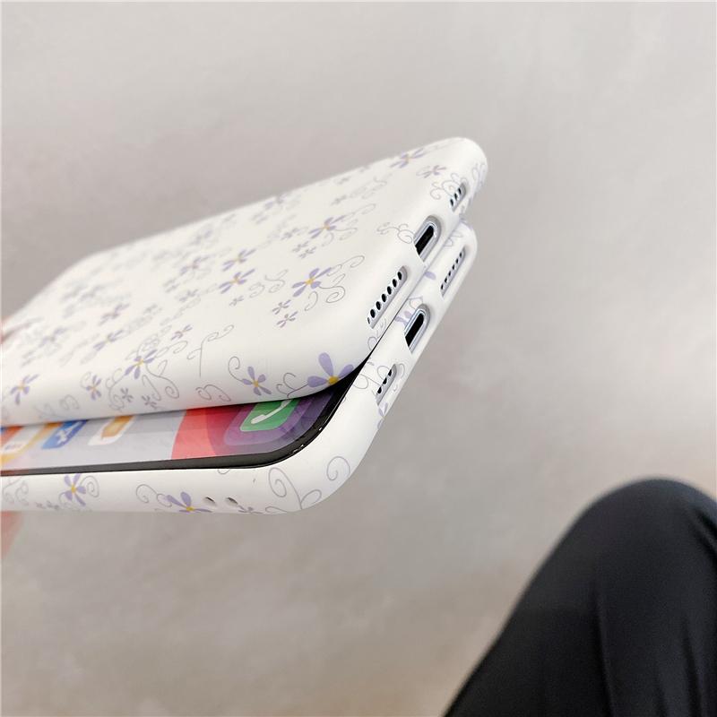 Linda funda de silicona suave para iPhone con diseño floral púrpura