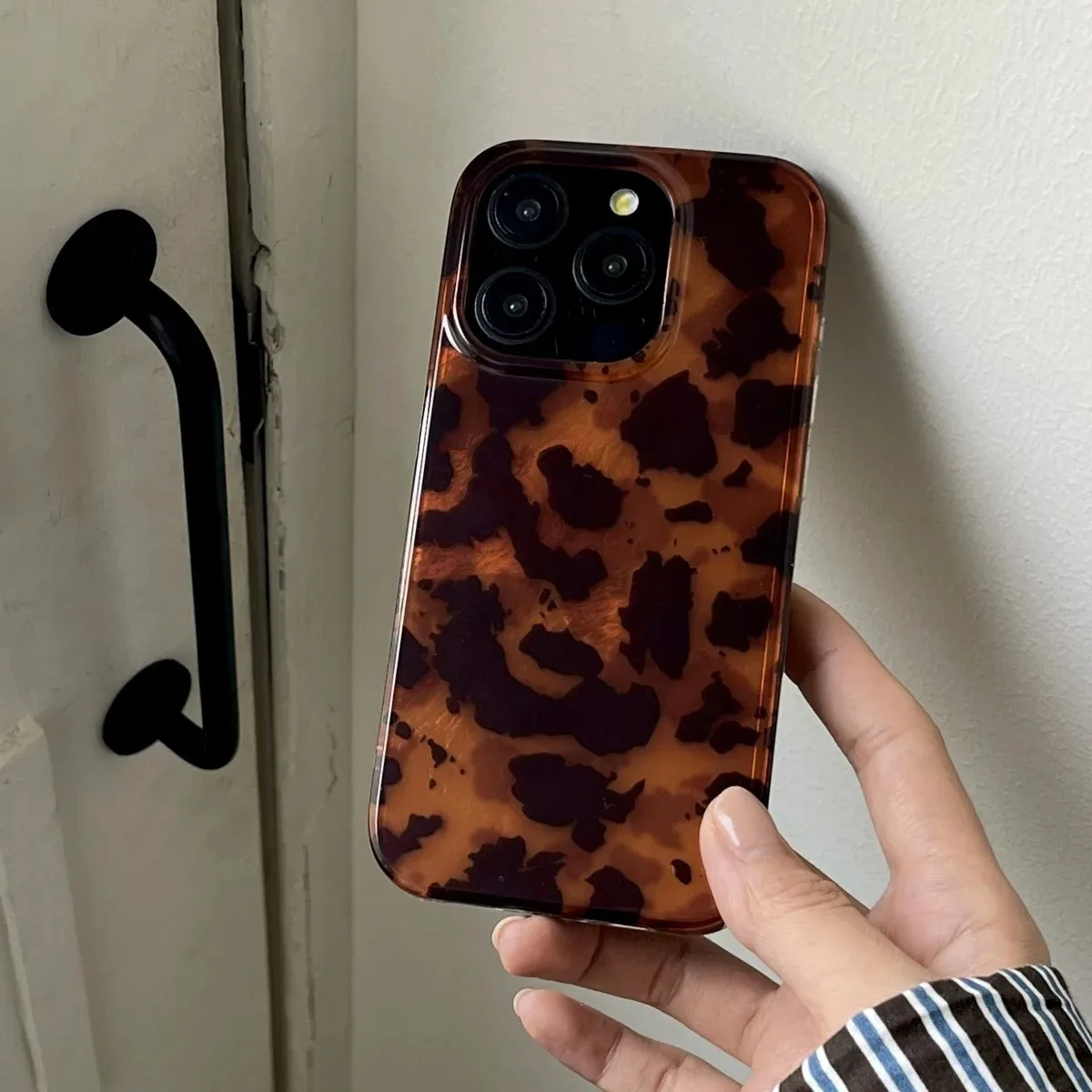 S51751d24631b4bc89b95cef9af408b51s.webp Retro Amber Texture Laser Phone Case For iPhone 17 16 Pro Max 15 14 13 12 11 XS XR 7 8 Plus 16E Stylish Leopard Print Soft Cover