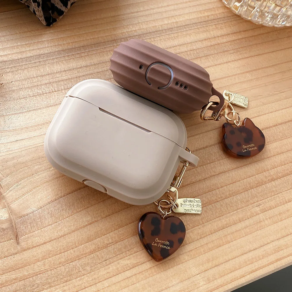 Se9e39afa2fa04bc8b1e181257c5aec55p.webp Silicone Earphone Case with Leopard Heart Cat Keyring For AirPods 1 2 3 Pro 2 Pro2 4 ANC Milk Tea Color Headset Protective Cover