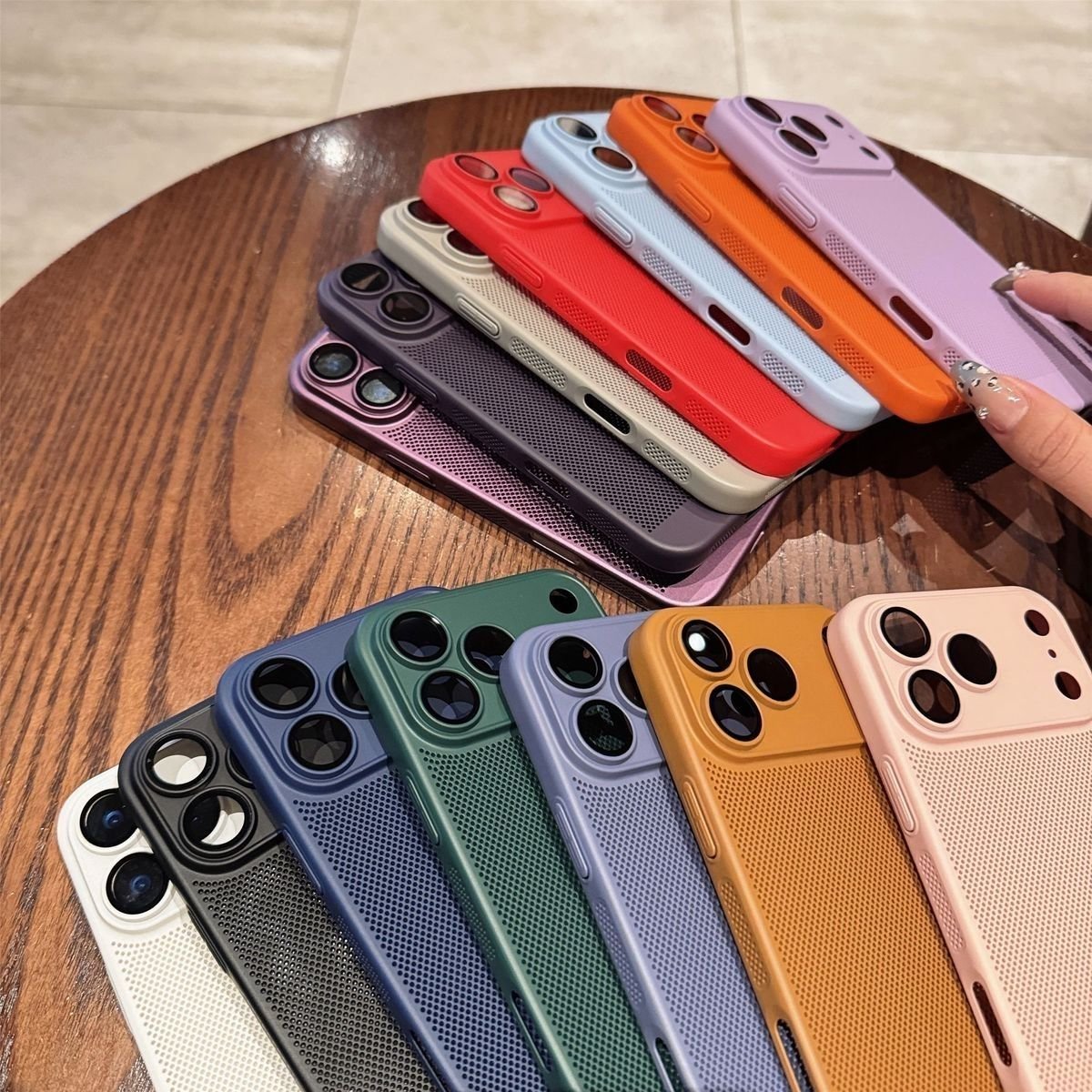 608937a1-7239-4a8c-bda5-a9bc8dc7d9b4.jpg Honeycomb cooling phone case with lens film