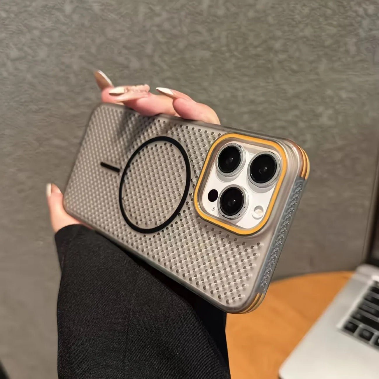 748020E4BDDC07E06C93375AB53A8B92.jpg Hollow magnetic heat dissipation Apple phone case