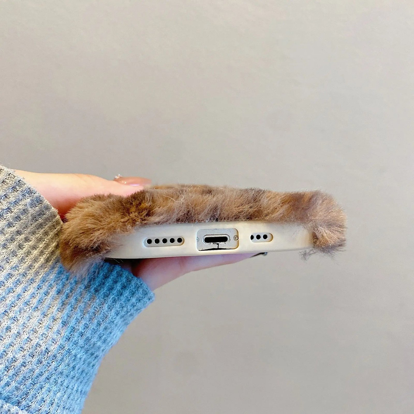O1CN012ZGjJT1weZNOP9TCd__2218799336333-0-cib.jpg Velvet Plush Phone Case for iPhone All Models